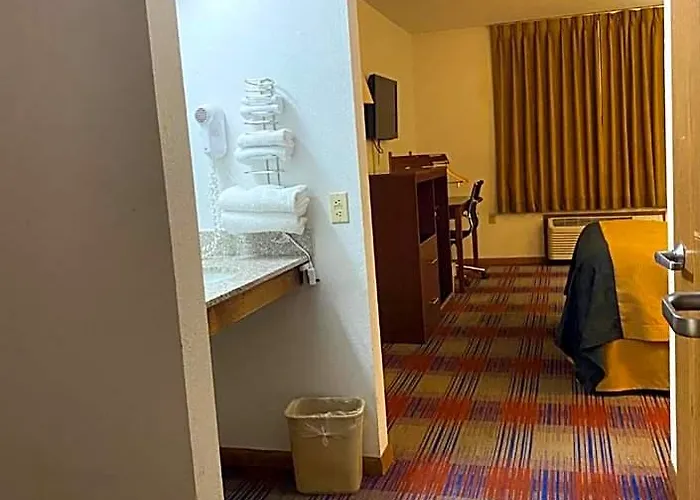Hotel Americas Value Champaign